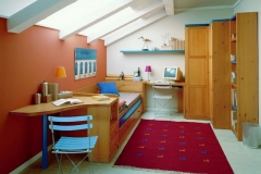 DORMITORIO EN MADERA DE PINO MACIZO, COLOR MIEL; COMPUESTO POR UNA CAMA NIDO,DOS MESAS ESTUDIO, ARMARIO DE RINCÓN, LIBRERÍA Y ESTANTE DE PARED.